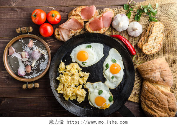 褐色木质桌子上蒜茸土司面包鸡蛋和松饼营养早餐